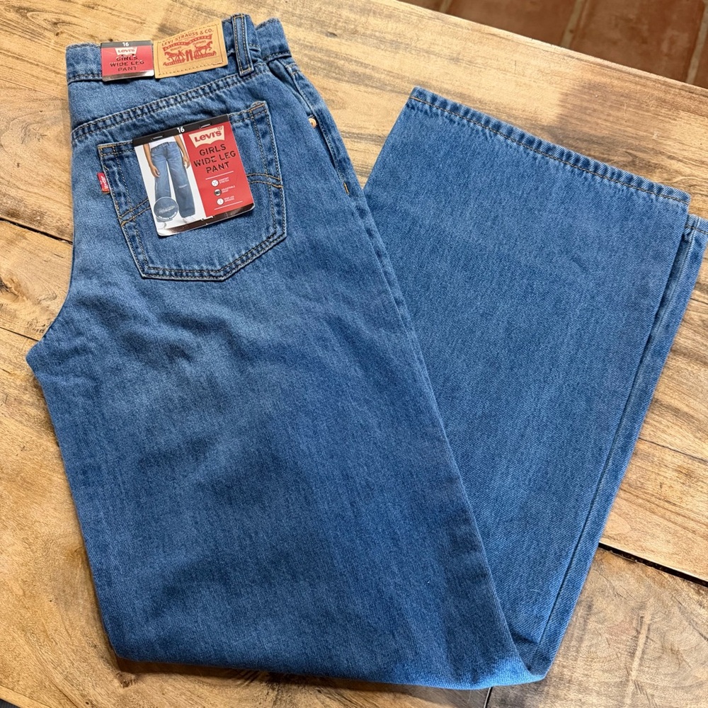 Levi's Relaxed Fit Girls Denim Jeans! Brand new! I live the color of the patches